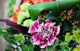 Skicka blommor. Gör någon glad! Till exempel en kompakt bukett i blandade färger. Vi levererar blommor till Hunnebostrand, Kungshamn, Väjern, Smögen, Bovallstrand och Hovenäset.