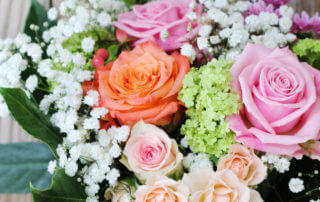 En kompakt bukett med blandade blommor i rosa och vitt. Skicka blommor i Hunnebostrand, Kungshamn, Väjern, Smögen, Bovallstrand och Hovenäset.