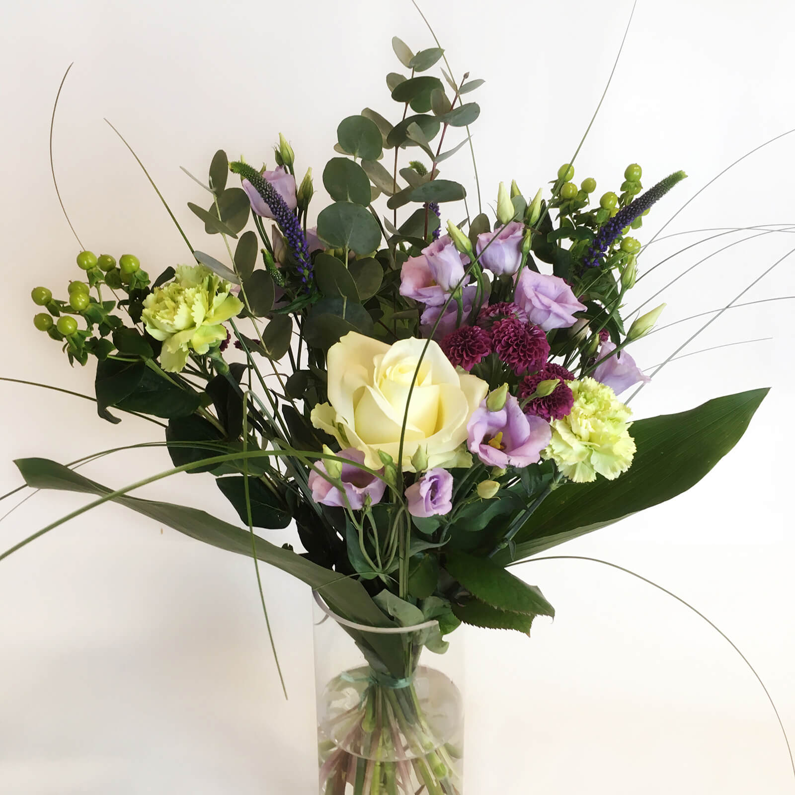 Solliden-luftig-bukett-blandade_1600 En luftig bukett med blandade blommor. Skicka blommor i Hunnebostrand, Kungshamn, Väjern, Smögen, Bovallstrand och Hovenäset.