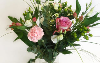 En luftig bukett med blandade blommor i vitt och rosa. Skicka blommor i Hunnebostrand, Kungshamn, Väjern, Smögen, Bovallstrand och Hovenäset.