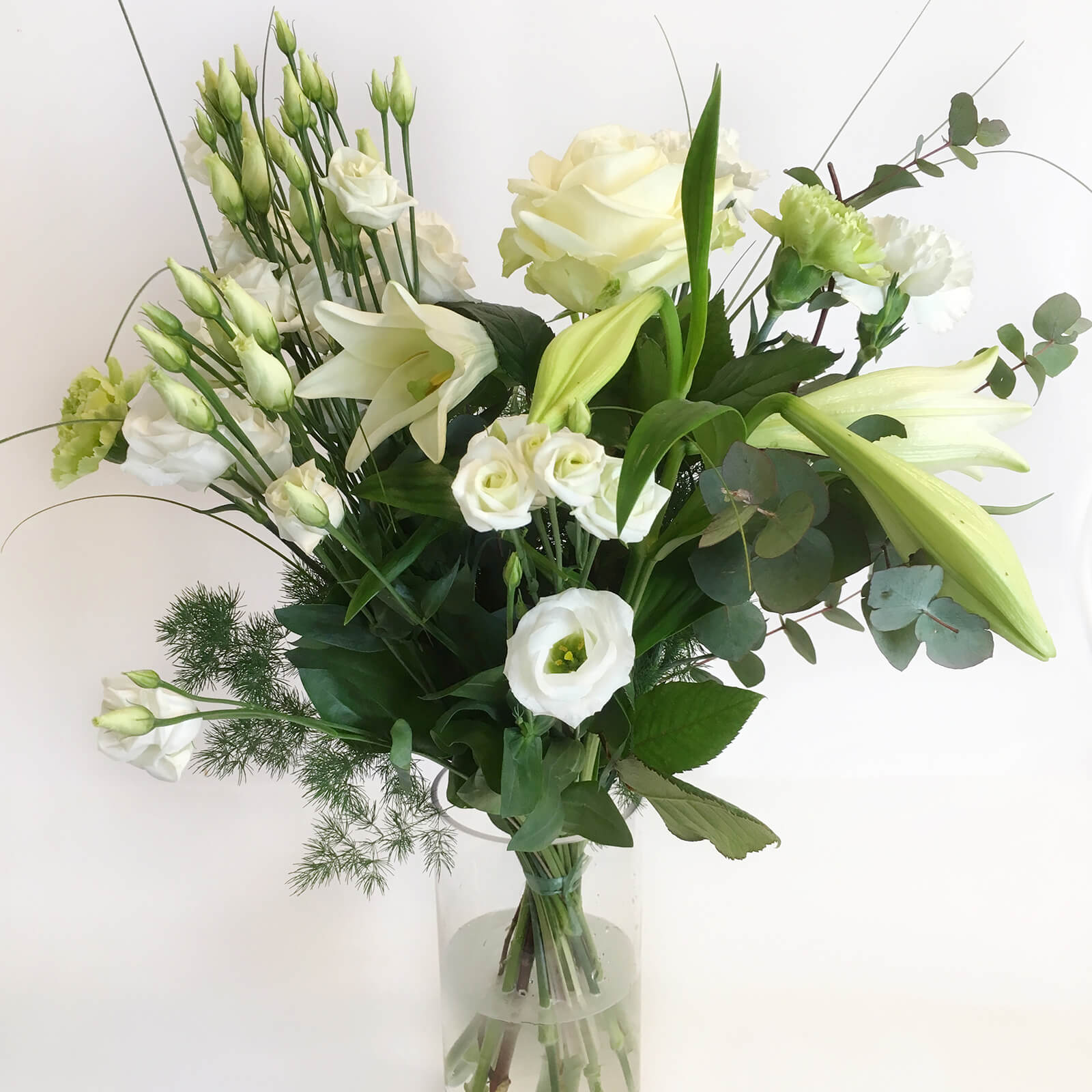 Solliden-luftigt-bukett-vit_1600 En luftig bukett med blandade blommor i vitt. Skicka blommor i Hunnebostrand, Kungshamn, Väjern, Smögen, Bovallstrand och Hovenäset.