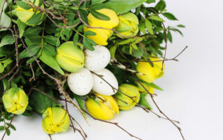 Det är påsk och vad passar bättre än en bukett med gula tulpaner, björkris och vita ägg?